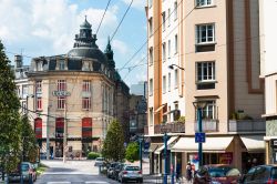 Un edificio elegante nel cuore di Limoges, Francia. Passeggiando nel centro storico della città si possono ammirare antiche architetture - © ilolab / Shutterstock.com