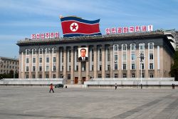 Un edificio governativo a Pyongyang: la scritta recita "lunga vita al popolo della Repubblica Democratica della Corea". - © lebedev / Shutterstock.com