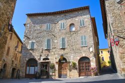 Un edificio in pietra nel centro storico di San Gemini, Umbria, Italia.