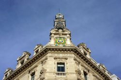 Un edificio in stile Art Nouveau con torre dell'orologio a Tolone, Francia.
