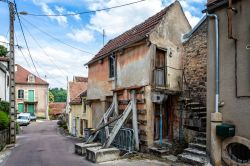 Un edificio medievale in rovina nella città di Montbard, Borgogna (Francia). Siamo in una piccola collina nella valle Brenne.
