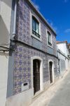 Un edificio nel centro di Sesimbra ricoperto dalle tipiche piastrelle portoghesi, gli azulejos.