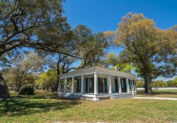 Un edificio postbellico circondato da querce a Beauvoir nei pressi di Biloxi, Mississipi, Stati Uniti.


