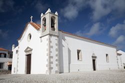 Un edificio religioso a Peniche, Portogallo. Linee semplici e muri bianchi sono le caratteristiche architettoniche di molti luoghi di culto della città.
