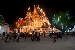 Un edificio religioso illuminato di notte per il festival di Wat Lam Pho a Nonthaburi (Thailandia)  - © Anirut Thailand / Shutterstock.com