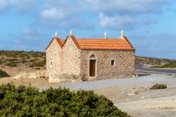 Un edificio religioso in pietra lungo una strada nelle montagne di Lassithi, isola di Creta (Grecia).


