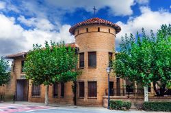 Un edificio religioso nel Comune di Olite, Spagna, costruito in mattoni - © Elzloy / Shutterstock.com