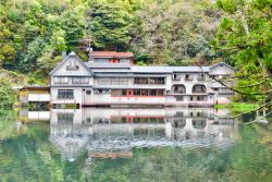 Un edificio riflesso nelle acque del lago Kinrin a Yufuin, prefettura di Oita, Giappone - © Jesse33 / Shutterstock.com