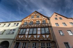 Un edificio storico nel centro di Aschaffenburg, Germania. Questa città tedesca di oltre 70 mila abitanti viene chiamata la "Nizza Bavarese" per via del suo clima mite.
