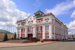 Un edificio storico nel centro di Saransk, la bella capitale della Mordovia in Russia