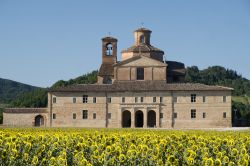 Un edificio storico nelle campagne di Urbania nel Montefeltro (Marche)