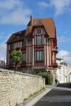 Un edifico del Vecchio Porto di La Rochelle, Francia. Vieux Port è il quartiere più suggestivo e pittoresco di questa cittadina francese.




