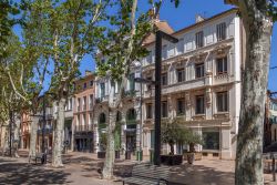 Un elegante boulevard nel centro storico di Narbona, Francia. 
