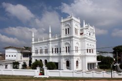 Un elegante edificio intonacato di bianco in una strada di Colombo, Sri Lanka.
