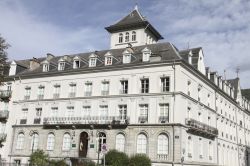 Un elegante edificio storico nel centro di Bagneres-de-Luchon, Pirenei, Francia - © Ana del Castillo / Shutterstock.com