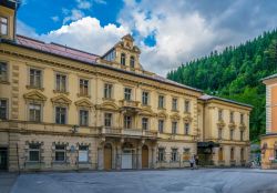 Un elegante hotel dalla facciata ocra nella cittadina austriaca di Bad Gastein, nei pressi di Salisburgo - © trabantos / Shutterstock.com