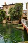 Un elegante palazzo affacciato su un canale di Treviso, Veneto. Il Comune di Treviso accoglie sul suo territorio numerose ville venete, le residenze patrizie sviluppatesi fra la fine del XV° ...