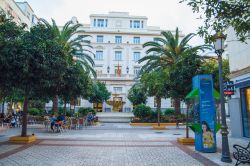 Un elegante palazzo con fontana nella cittadina spagnola di Ceuta, nord del Marocco - © Edijs Volcjoks / Shutterstock.com