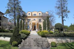 Un elegante palazzo con giardino a Varna (Bulgaria), perla del Mar Nero - © Rogatnykh / Shutterstock.com