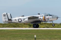 Un esemplare di B-25 Mitchell dallo Yankee Air Museum all'International Airshow di Cleveland, Ohio, USA - © BlueBarronPhoto / Shutterstock.com