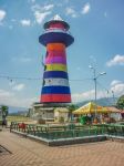 Un faro colorato sulla cima della collina di Nutibara a Pueblito Paisa, Colombia. E' un tradizionale villaggio colombiano nei pressi della città di Medellin - © DFLC Prints / ...