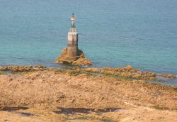 Un faro nei pressi di Granville (Francia). Il faro principale della città è però quello di Cap Lihou - foto © sigurcamp / Shutterstock.com