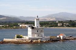 Un faro nel mare di Olbia, Sardegna. La città di Olbia si affaccia sull'omonimo golfo e si estende nella pianura circostante delimitata da una catena montuosa.



