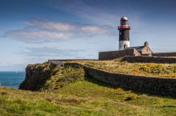 Un faro solitario a Rathlin Island in Irlanda del Nord.