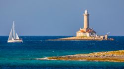 Un faro sulla costa di Premantura in Istria, parco Kamenjak, Croazia - © Antonio Petrone / Shutterstock.com