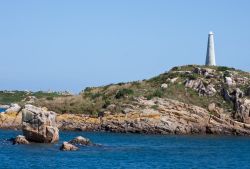 Un faro sulla costa rocciosa della Bretagna vicino a Ploumanac'h, Bretagna (Francia)