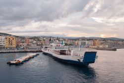 Un ferry boat vuoto ormeggiato al porto di Villa San Giovanni, Calabria.



