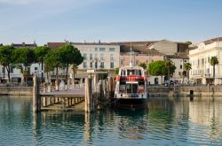 Un ferry turistico in partenza dal molo di Desenzano del Garda, provincia di Brescia. Ogni anno, soprattutto in estate, questa località viene letteralmente invasa dai turisti - © ...