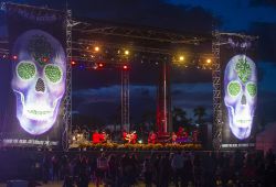 Un festival a Coachella Festival vicino a Palm Springs in California durante le festività dei morti - © Kobby Dagan / Shutterstock.com