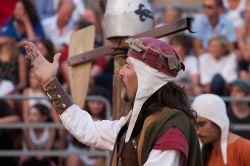 Un figurante in costume alla Fiera Medievale di Silves in Portogallo - © Mauro Rodrigues / Shutterstock.com