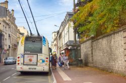 Un filobus in sosta ad una fermata nel centro di Limoges, Francia - © Maksimilian / Shutterstock.com