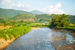 Un fiume scorre nella campagna della provincia di Mae Sariang, Thailandia.
