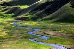 Un fiume serpeggia nel fondovalle delle montagne Tien-Shan del Kazakistan - © Maxim Petrichuk / Shutterstock.com