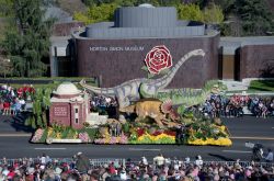 Un cosiddetto "float" , un  carro fiorito a tema dinosauro alla sfilata della Rose Parade di Pasadena - © Marie Appert / Shutterstock.com 