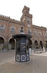 Un gazebo in centro e il palazzo storico principale di Casalmaggiore, Lombardia - © Claudio Giovanni Colombo / Shutterstock.com