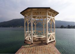  Un gazebo posto su di un pontile sul Lago ...