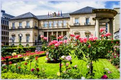 Un giardino con rose fiorite nel centro di Vitoria Gasteiz, Spagna.
