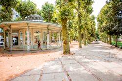 Un giardino pubblico nei pressi degli stabilimenti termali di Vichy, Francia - © RossHelen / Shutterstock.com