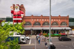 Un gigantesco Babbo Natale di fronte alla torre della Federal Hall di Adelaide, Australia - © mastersky / Shutterstock.com
