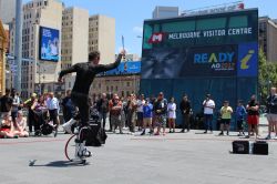 Un giocoliere di fronte alla folla in Federation Square a Melbourne, Australia - © Hyelim Ko / Shutterstock.com