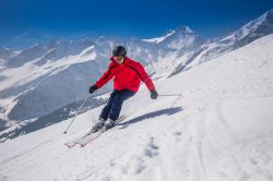 Un giovane scia nel complesso sciistico di Lenzerheide, Svizzera.
