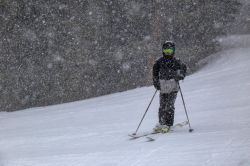 Un giovane sciatore ad Aspen, Colorado, durante una tempesta di neve.



