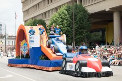 Un gonfiabile della Hot Wheels dal Children's Museum of Indianapolis Carrying CART and Indy Racing League, Indiana (USA) - © Roberto Galan / Shutterstock.com