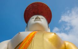 Un grande Buddha a Wat Ton Son, nella città di Ang Thong inThailandia