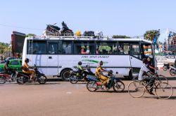 Un grande bus bianco affollato di passeggeri e merci in una strada di Ouagadougou, Burkina Faso (Africa) - © Dave Primov / Shutterstock.com