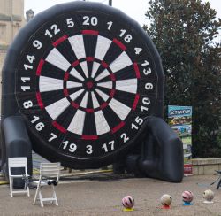 Un grande gonfiabile per le freccette nel centro di Bergerac, Francia, in occasione del Telethon nazionale per beneficenza - © Collette Worley / Shutterstock.com